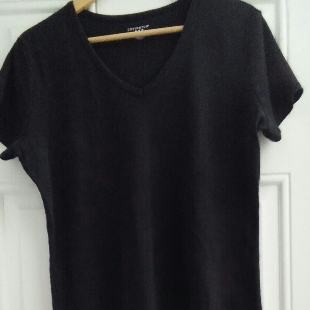 Black short sleeve V neck T shirt.